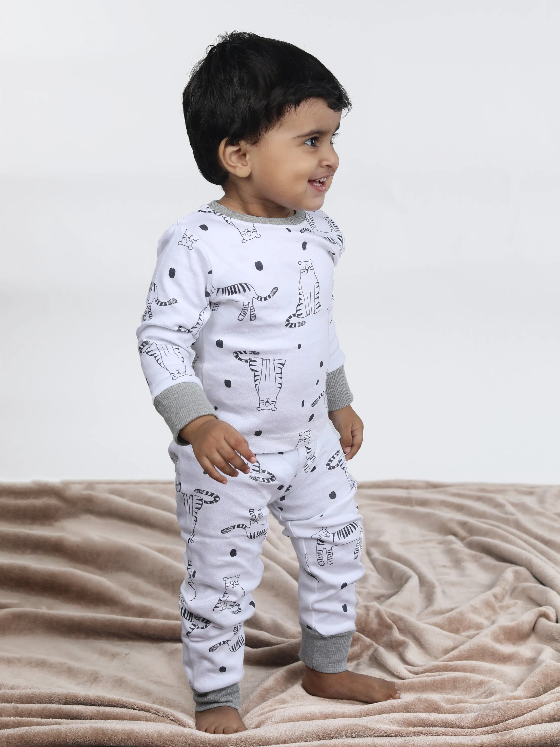 Full sleeve black cat pattern in pure white pajama set for baby